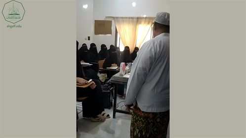 مدير مكتب جامعة الأحقاف بدولة إندونيسيا في زيارة لكلية البنات (4)
