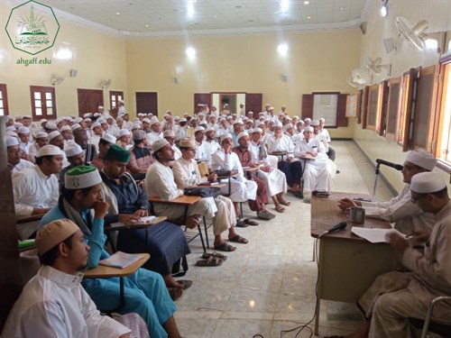 عميد كلية الشريعة والقانون ومدير التسجيل بها يتلقيان بالمستوى الاول والثاني بالكلية.. (2)