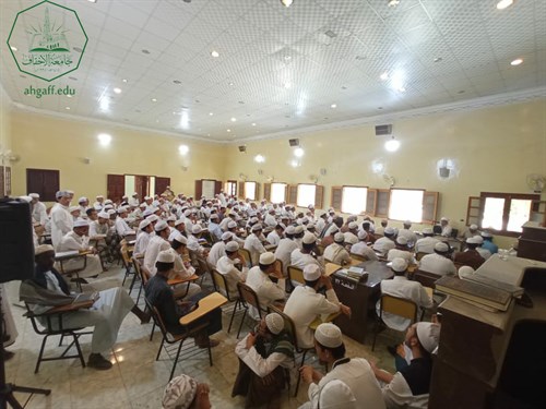 عميد كلية الشريعة والقانون ومدير التسجيل بها يتلقيان بالمستوى الاول والثاني بالكلية.. (3)