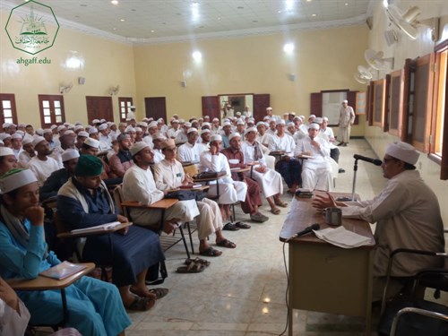 عميد كلية الشريعة والقانون ومدير التسجيل بها يتلقيان بالمستوى الاول والثاني بالكلية.. (4) (1)