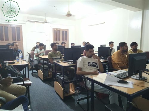 وحدة اللغة الإنجليزية بجامعة الأحقاف تقيم التقييم الشفهي الأول لطلاب كلية هندسة وعلوم الحاسوب (2)