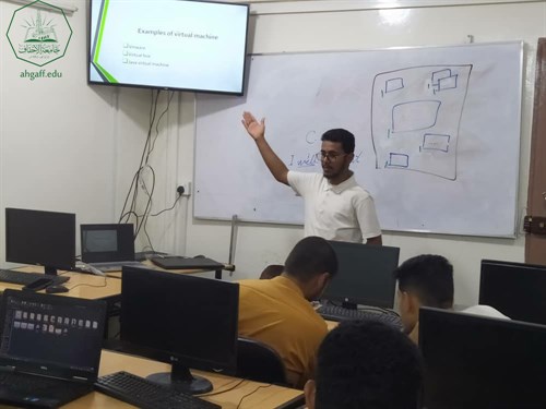 وحدة اللغة الإنجليزية بجامعة الأحقاف تقيم التقييم الشفهي الأول لطلاب كلية هندسة وعلوم الحاسوب (5)