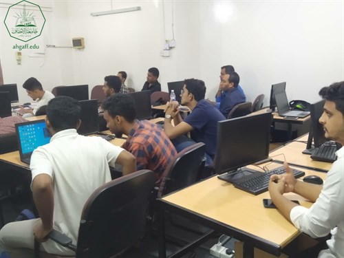 وحدة اللغة الإنجليزية بجامعة الأحقاف تقيم التقييم الشفهي الأول لطلاب كلية هندسة وعلوم الحاسوب (6)