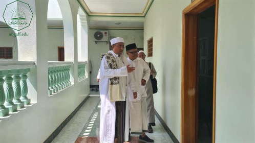 عميد كلية الشريعة والقانون بجامعة الاحقاف يلتقي بنائب رئيس هيئة الرقابة المالية بإندونيسيا (6)