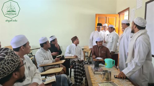 عميد كلية الشريعة والقانون بجامعة الاحقاف يلتقي بنائب رئيس هيئة الرقابة المالية بإندونيسيا (2)