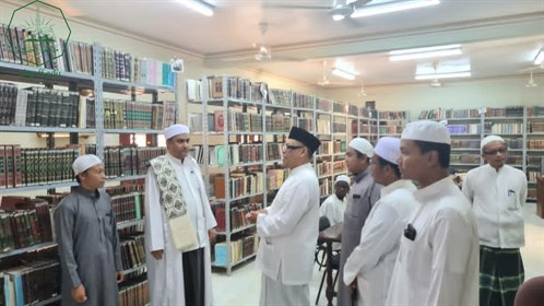 عميد كلية الشريعة والقانون بجامعة الاحقاف يلتقي بنائب رئيس هيئة الرقابة المالية بإندونيسيا (4)