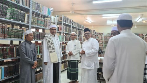 عميد كلية الشريعة والقانون بجامعة الاحقاف يلتقي بنائب رئيس هيئة الرقابة المالية بإندونيسيا (7)