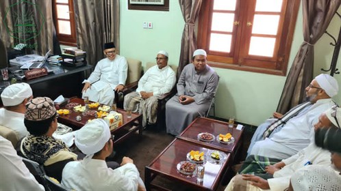 عميد كلية الشريعة والقانون بجامعة الاحقاف يلتقي بنائب رئيس هيئة الرقابة المالية بإندونيسيا (5)