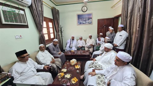 عميد كلية الشريعة والقانون بجامعة الاحقاف يلتقي بنائب رئيس هيئة الرقابة المالية بإندونيسيا (3)