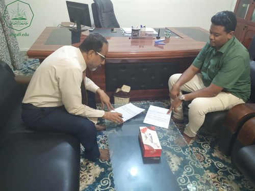 توقيع عقد شراكة بين مركز بحوث حضرموت وشركة اكسترا للمستودعات والمحاسبة (3)