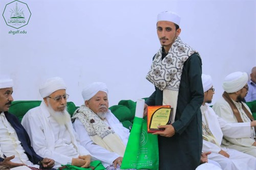 طلاب كلية الشريعة والقانون بجامعة الأحقاف يفوزون بمراكز متقدمة في المسابقات القرآنية التي نظمها رباط العلم الشريف بسيؤون (3) (2)
