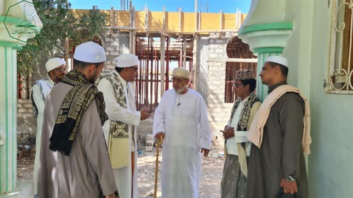 عميد كلية الشريعة والقانون جامعة الأحقاف يلتقي السيد محمد عمر عيديد بازرعة الشخصية العمانية المعروفة. (2)