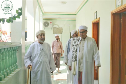 عميد كلية الشريعة والقانون جامعة الأحقاف يلتقي السيد محمد عمر عيديد بازرعة الشخصية العمانية المعروفة. (3)