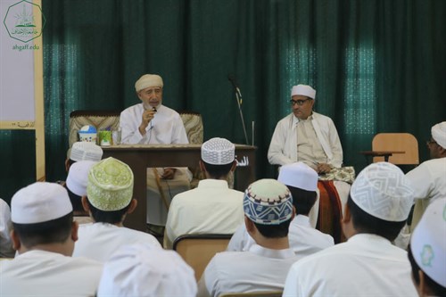 عميد كلية الشريعة والقانون جامعة الأحقاف يلتقي السيد محمد عمر عيديد بازرعة الشخصية العمانية المعروفة. (4)