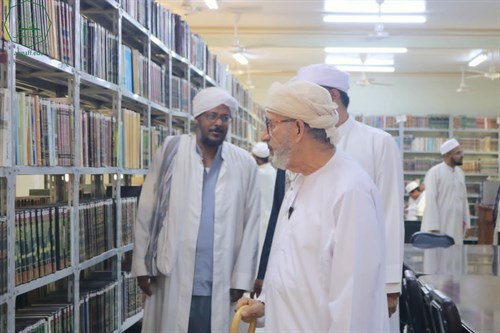 عميد كلية الشريعة والقانون جامعة الأحقاف يلتقي السيد محمد عمر عيديد بازرعة الشخصية العمانية المعروفة. (5)