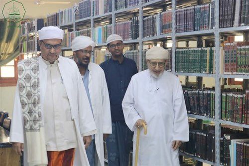 عميد كلية الشريعة والقانون جامعة الأحقاف يلتقي السيد محمد عمر عيديد بازرعة الشخصية العمانية المعروفة. (6)