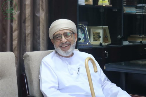 عميد كلية الشريعة والقانون جامعة الأحقاف يلتقي السيد محمد عمر عيديد بازرعة الشخصية العمانية المعروفة. (7) (1)