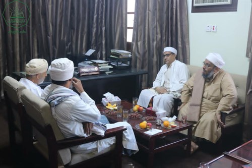 عميد كلية الشريعة والقانون جامعة الأحقاف يلتقي السيد محمد عمر عيديد بازرعة الشخصية العمانية المعروفة. (8)