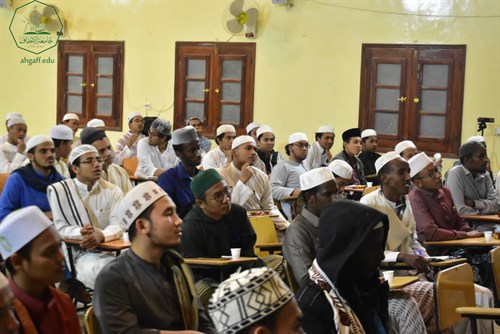 عميد كلية الشريعة والقانون يعقد ندوة بعنوان ( كيف تكون فصيحا) (2)