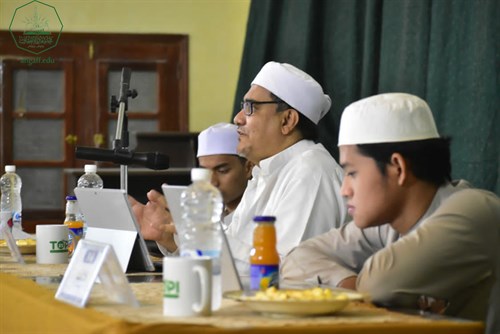 عميد كلية الشريعة والقانون يعقد ندوة بعنوان ( كيف تكون فصيحا) (3)