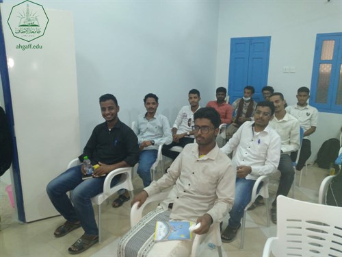 طلاب جامعة الاحقاف يشاركون بأمسية حقيبة خريج التي تنظمها مؤسسة الخريجين بالشراكة مع اكاديمية الخريجين (3)