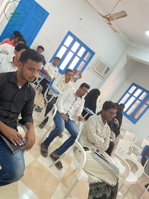 طلاب جامعة الاحقاف يشاركون بأمسية حقيبة خريج التي تنظمها مؤسسة الخريجين بالشراكة مع اكاديمية الخريجين (4)