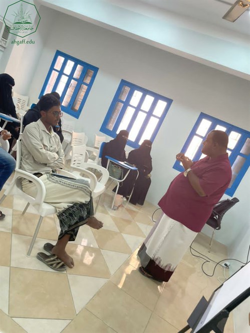 طلاب جامعة الاحقاف يشاركون بأمسية حقيبة خريج التي تنظمها مؤسسة الخريجين بالشراكة مع اكاديمية الخريجين (5)