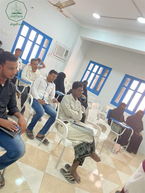 طلاب جامعة الاحقاف يشاركون بأمسية حقيبة خريج التي تنظمها مؤسسة الخريجين بالشراكة مع اكاديمية الخريجين (7)