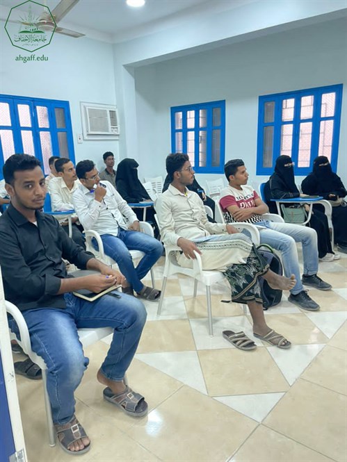 طلاب جامعة الاحقاف يشاركون بأمسية حقيبة خريج التي تنظمها مؤسسة الخريجين بالشراكة مع اكاديمية الخريجين (9)