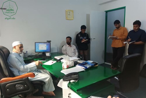 طلاب قسم أنظمة معلومات حاسوبية بجامعة الاحقاف في زيارة لإدارة شؤون الوافدين (3) (1)