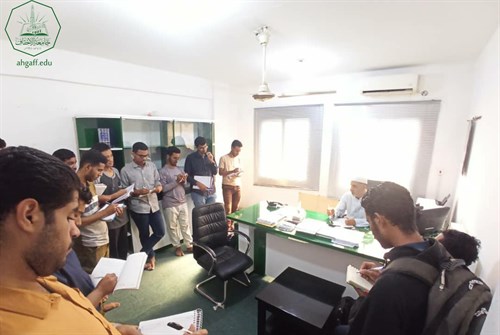 طلاب قسم أنظمة معلومات حاسوبية بجامعة الاحقاف في زيارة لإدارة شؤون الوافدين (4) (1)