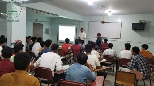 كلية الادارة والاقتصاد بجامعة الاحقاف تقيم نشاط العروض الاعلانية لمادة التسويق (3)