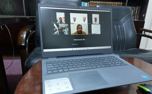 رئيس وحدة شؤون الخريجين بجامعة الاحقاف يعقد جلسة تواصل مع فريق همة مادورا باندونيسيا (4)