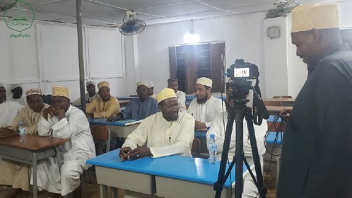 مدير مكتب شؤون الوافدين ورئيس وحدة شؤون الخريجين بجامعة الأحقاف يعقدون لقاء بخريجي الجامعة بزنجبار - تنزانيا (4)