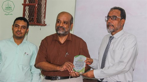 كلية الادارة والاقتصاد بجامعة الأحقاف تكرم أوائل الطلاب بجميع المستويات (13)