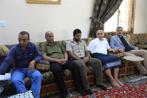 محافظ حضرموت يزور البروفيسور عبدالله باهارون ويُشيد بدوره في إثراء الحياة الأكاديمية والاجتماعية 1