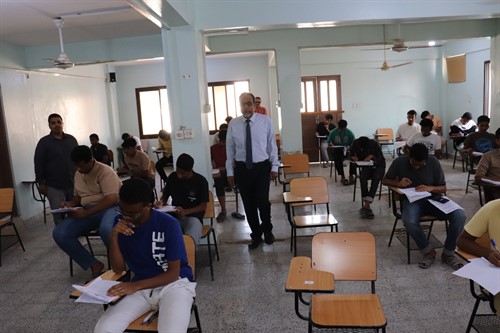 البروفيسور مكنون يُدشّن امتحانات الفصل الدراسي الأول للعام الجامعي 20252026 2 (1)
