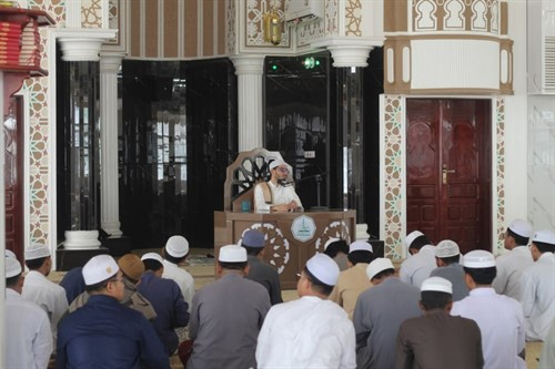 كلية الشريعة والقانون بجامعة الأحقاف بتريم تختتم دورة الخطابة والخروج الدعوي 1