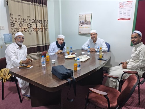 مدير مركز تعليم اللغة العربية للناطقين بغيرها بجامعة الأحقاف يستقبل مدير معهد البهجة بإندونيسيا 1