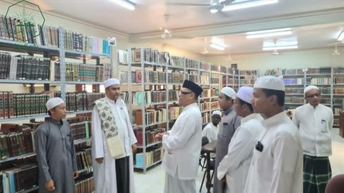 عميد كلية الشريعة والقانون بجامعة الاحقاف يلتقي بنائب رئيس هيئة الرقابة المالية بإندونيسيا