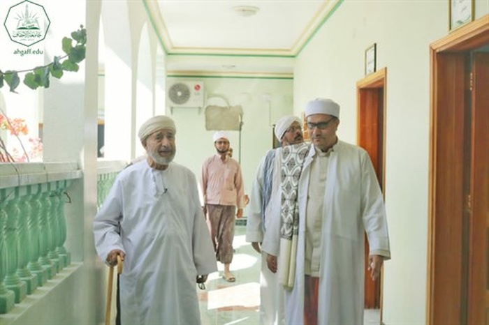 عميد كلية الشريعة والقانون جامعة الأحقاف يلتقي السيد محمد عمر عيديد بازرعة الشخصية العمانية المعروفة.