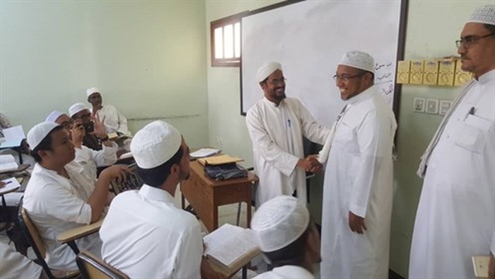 عميد كلية الشريعة والقانون يلتقي مدير مكتب جامعة الأحقاف بدولة إندونيسي