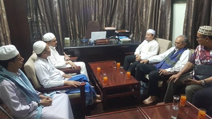 عميد كلية الشريعة والقانون بجامعة الاحقاف يلتقي القنصل الاندنوسي بسلطنة عمان