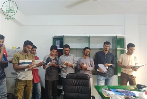 طلاب قسم أنظمة معلومات حاسوبية بجامعة الاحقاف في زيارة لإدارة شؤون الوافدين
