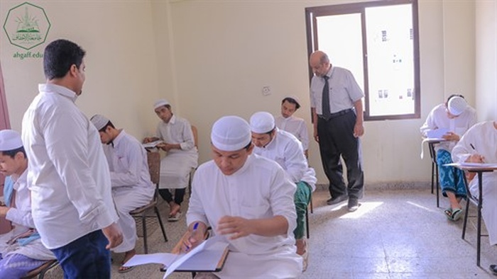 جامعة الأحقاف تدشّن الامتحانات النهائية للفصل الدراسي الثاني بكلية الشريعة والقانون بالمكلا