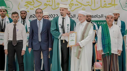 جامعة الأحقاف تحتفي بتخريج 54 طالبا من كليتي الإدارة والاقتصاد وهندسة علوم الحاسوب