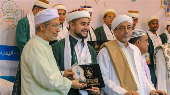بحضور رئيس الجامعة كلية الشريعة والقانون بجامعة الأحقاف تحتفل بتخريج