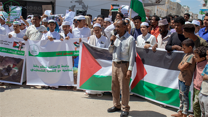 جامعة الأحقاف تنفذ وقفة تضامنية مع الشعب الفلسطيني