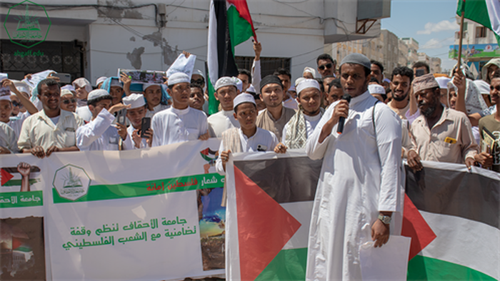 جامعة الأحقاف تنفذ وقفة تضامنية مع الشعب الفلسطيني