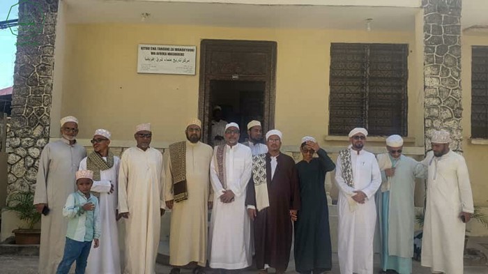 نائب رئيس جامعة الاحقاف والوفد المرافق له في زيارة لمفتي زنجبار ومركز علماء شرق افريقيا
